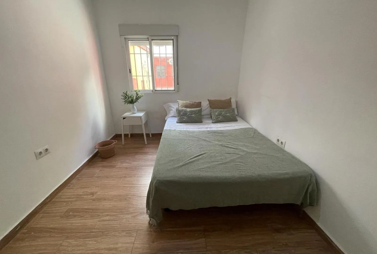 Triana Roomable Sevilla 0*,